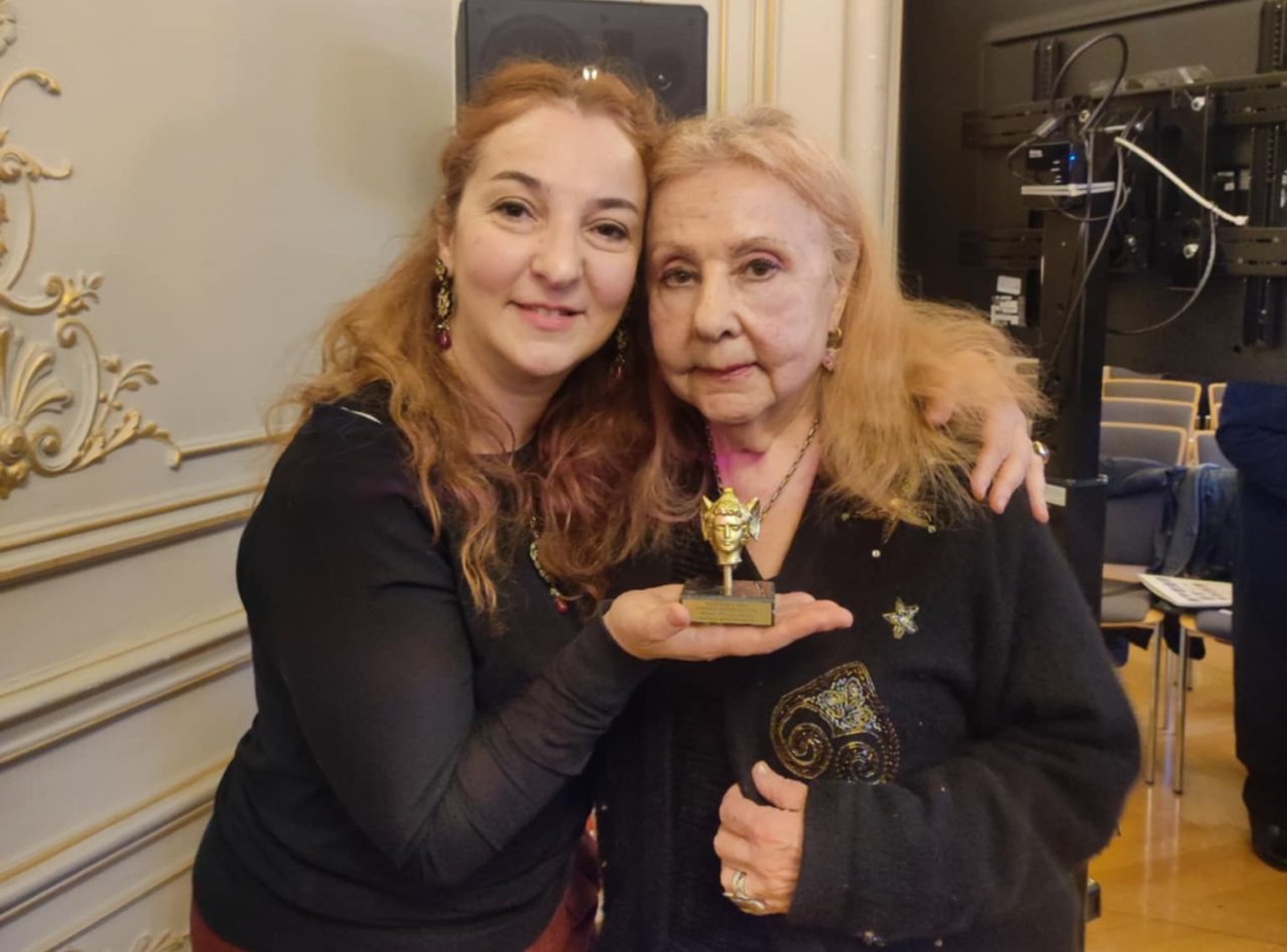 Βραβεύτηκαν από τον Σύνδεσμο Ανταποκριτών Διεθνών Μ.Μ.Ε. Ελλάδας οι δημοσιογράφοι της ΕΡΤ Ν. Βησσαρίωνος & Ντ. Νικολοπούλου (video)